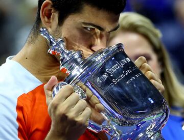 Contra todo pronóstico, o quizá no tanto por la ausencia de Djokovic y los problemas físicos y personales de Nadal, Alcaraz consiguió el objetivo que se había propuesto sin rubor después de ganar el Mutua Madrid Open: ser campeón de un Grand Slam. Ganó en la final Ruud y se convirtió en el número uno del mundo.