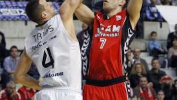 El p&iacute;vot del Ucam Murcia Kim Tillie intenta encestar ante el ala-p&iacute;vot del Joventut Jordi Trias.