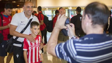 Abelardo, con una aficionado del Sporting, en su llegada ayer a Madrid para medirse al Atlético.