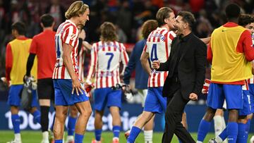 Atletico Madrid's Argentine coach Diego Simeone (R) celebrates with Atletico Madrid's Spanish midfielder #14 Marcos Llorente after winning the Spanish league football match between Club Atletico de Madrid and Rayo Vallecano de Madrid at the Metropolitano stadium in Madrid on September 24, 2025. (Photo by Javier SORIANO / AFP)