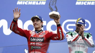 Márquez en el podio de Le Mans junto a Zarco.
