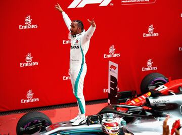 Lewis Hamilton encima de su monoplaza tras la victoria en Alemania. 