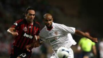 Kanouté y Nesta disputan un balón en la final de la Supercopa de Eurocopa de 2007.