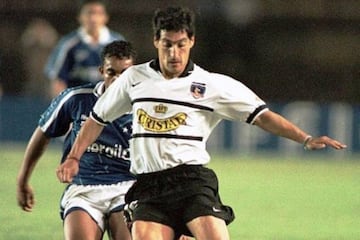 Fue un duro volante central que se inició en Everton y que vivió sus mejores años en Unión ESpañola y Colo Colo. Con los albos fue tricampeón.