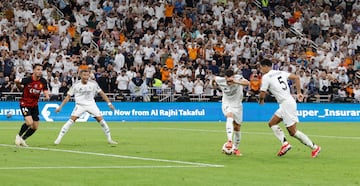 1-0. El inglés inicia la jugada con Mbappé que centra a Vinicius, alcanza la línea de fondo y cuelga el balón. Rodrygo, de cabeza, estrella el esférico al palo creando una segunda jugada en la que Kylian remata y rechaza Greif. En el rebote, Bellingham aprovecha para anotar con derecha.