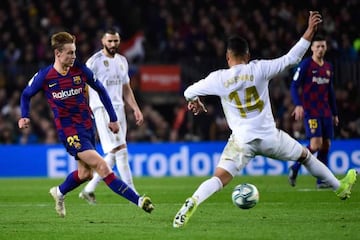 Barcelona's Dutch midfielder Frenkie De Jong challenges Real Madrid's Brazilian midfielder Casemiro during the "El Clásico".