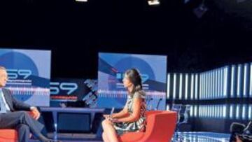 <b>RELAJADO. </b>Arriba, Florentino y Ana Pastor. Abajo, el presidente con los periodistas.