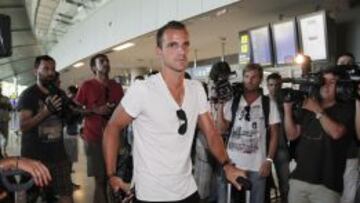 Soldado citó a los medios en el aeropuesrto.