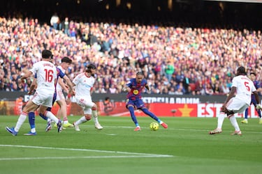 Raphinha marca el 4-1 al Sevilla. 
