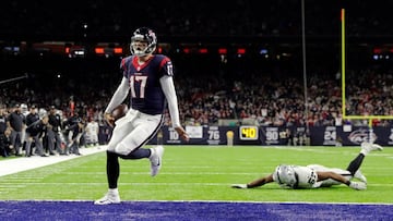 HOUSTON, TX - JANUARY 07: Brock Osweiler #17 of the Houston Texans rushes for a touchdown during the fourth quarter of the AFC Wild Card game against the Oakland Raiders at NRG Stadium on January 7, 2017 in Houston, Texas. Tim Warner/Getty Images/AFP
== FOR NEWSPAPERS, INTERNET, TELCOS & TELEVISION USE ONLY ==
