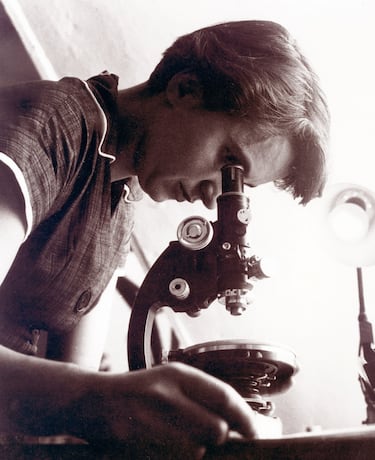 El trabajo de Franklin fue fundamental para la correcta descripción de estructura de doble hélice del ADN. Era una magnífica cristalógrafa y sus imágenes por difracción de los rayos X consiguieron realizar, en 1951, la famosa Fotografía 51, que era la imagen más nítida de la estructura completa del ADN que se habían hecho hasta el momento. Esto posibilitó que pudiera describir más detalladamente su densidad y estableció que sus moléculas se organizaban en forma helicoidal. Lamentablemente, nunca se le reconoció el mérito y sus colegas James Watson y Francis Crick emplearon sus imágenes y deducciones para publicar el artículo que, más de diez años más tarde, les otorgaría en Nobel de Medicina por descubrir la estructura del ADN.