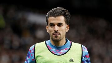 Dani Ceballos, jugador del Real Madrid, calentando durante un partido.