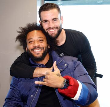 Nacho y Marcelona se abrazan durante la visita del brasileño a la Ciudad Real Madrid.