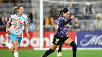 Oct 16, 2024; San Diego, CA, USA; Club America forward Scarlett Camberos (10) breaks away from San Diego Wave FC midfielder Emily van Egmond (5) at Snapdragon Stadium. Mandatory Credit: Denis Poroy-Imagn Images