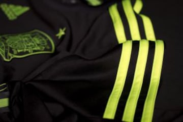 Negra y flúor, así es la nueva segunda equipación de la selección española de fútbol para el Mundial de Brasil 2014.