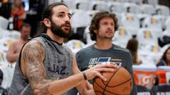 Ricky Rubio lanza ante la atenta mirada de Ra&uacute;l L&oacute;pez.