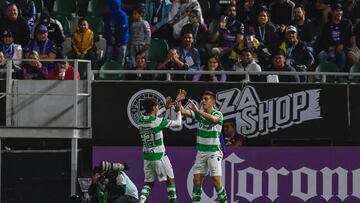 Jugadores de Santos Laguna festejan un gol contra Mazatlán.