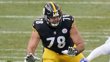 Luego de pasar seis temporadas en Pittsburgh, el liniero ofensivo y ex ranger del ej&eacute;rcito jugar&aacute; del otro lado de la intensa rivalidad.