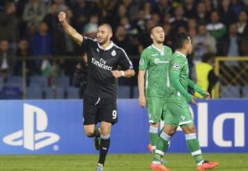 1-2. Benzema celebra el segundo tanto.