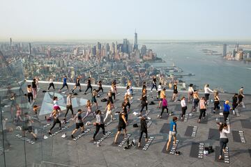 Un grupo de personas hace yoga en la azotea de un edificio de Manhattan (Nueva York). Como ocurre con muchos tipos de ejercicios al aire libre, esta pr¨¢ctica cogi¨® gran demanda durante la pandemia del coronavirus, y no se ha pasado de moda, sino m¨¢s bien al contrario: hay semanas de lista de espera para asistir a las clases.