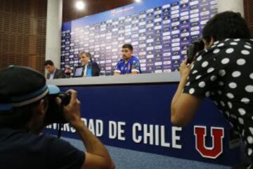 El Fantasista posó con la camiseta de Universidad de Chile en su presentación como nuevo jugador azul.