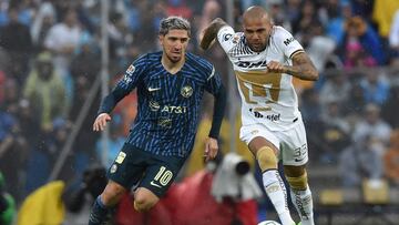 Puma's Brazilian Dani Alves (R) vies for the ball with America's Diego Valdes during their Mexican Apertura football tournament match between Pumas and America at the Olimpico stadium in Mexico City, on August 13, 2022. (Photo by RODRIGO ARANGUA / AFP)