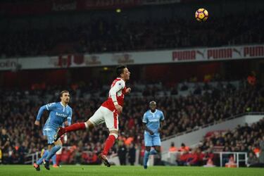 Özil stunner sends Arsenal top