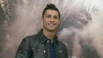 <b>GANADOR. </b>Cristiano posa sonriente delante de un mural de La Cibeles, donde celebró la Copa 2011.