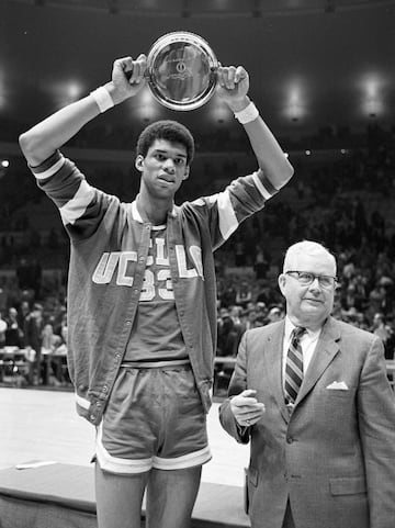 Antes de cambiar su nombre y convertirse en Kareem Abdul-Jabbar después y ya como jugador de Milwaukee Bucks, y como campeón de la NBA), Lew Alcindor empezó a escribir su gigantesca leyenda en la Universidad de UCLA, el inicio del camino de un pívot de leyenda, para muchos, y hasta la llegada de LeBron James, el único jugador con derecho legítimo a discutirle el trono de mejor jugador de la historia a Michael Jordan. Después de ganar 71 partidos seguidos en el circuito de institutos de Nueva York, llegó a la UCLA de John Wooden y se convirtió, con su 2,18, en una fuerza imposible de frenar. Entre 1966 y 1969 ganó tres títulos seguidos, fue tres veces Mejor Jugador de la Final Four y tres Jugador del Año. Promedió 26,4 puntos y 15,5 rebotes y su equipo firmó en esas tres temporadas un récord de 88 victorias y solo 2 derrotas en 90 partidos. Un año de 30-0 y dos de 20-1 en rumbo a tres campeonatos. Tal era la superioridad que la NCAA prohibió los mates, que no solo convertían a Alcindor en imparable sino que se llegaron a considerar una falta de respeto a unos rivales incapaces de molestarle siquiera. Esa Lew Alcindor Rule se mantuvo en partidos de instituto y universidad entre 1967 y 1976, y la respuesta de pívot fue perfeccionar otras formas de anotar. Así fue creando el movimiento más indefendible de la historia: su inolvidable Sky Hook, el gancho del cielo.