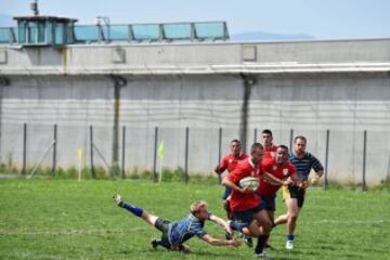 La Drola participa en una temporada regular jugando partidos reales contra equipos reales hechas por los jugadores libres. Este proyecto liderado por la asociación sin fines de lucro “Ovale Oltre le Sbarre” promueve los valores éticos del deporte jugando al juego: la observación de las normas, la lealtad, la solidaridad, el apoyo mutuo de los compañeros y el respeto a los oponentes.