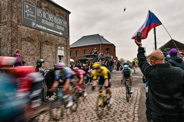 El pelotón de ciclistas pedalea durante la 122.ª edición de la clásica carrera ciclista de un día París-Roubaix.