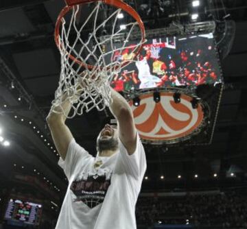 No podía faltar. Sergio Llull corta las redes de un aro como recuerdo de una noche maravillosa.