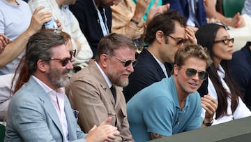 Wimbledon (United Kingdom), 16/07/2023.- Actor Brad Pitt (R) attends the Men's Singles final match Novak Djokovic of Serbia against Carlos Alcaraz of Spain at the Wimbledon Championships, Wimbledon, Britain, 16 July 2023. (Tenis, España, Reino Unido) EFE/EPA/ISABEL INFANTES EDITORIAL USE ONLY
