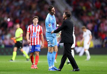 Diego Pablo Simeone dialogando con Thibaut Courtois durante la suspensión del encuentro.