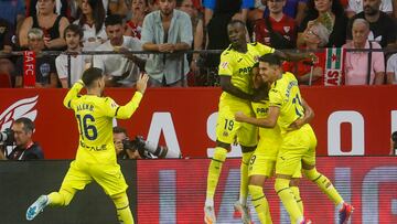 SEVILLA, 23/08/2024.- El delantero neerlandés del Villarreal Arnaut Danjuma (2d) celebra el primer gol de su equipo con sus compañeros, en el partido de LaLiga ente el Sevilla y el Villarreal, este viernes en el estadio Sánchez Pizjuan. EFE/José Manuel Vidal