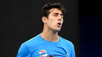 El sudafricano recordó sus mejores días y pasó por encima del chileno, quien acusó molestias físicas en el primer set. Chile perdió la serie ante Sudáfrica.