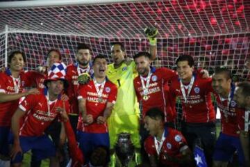 Al fin llegó el título. El decisivo penal de Alexis Sánchez no solo acabó con un partido que desde el inicio fue trabado. Finalizó con 99 años de sequía y frustraciones de La Roja a lo largo de la historia. El título de Copa América era una realidad.