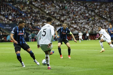 67 minutos, eso es lo que ha tardado Kylian Mbappé en marcar su primer gol como jugador del Real Madrid. Lo intentó primero Vinicius, pero no lo logró por poco. Lo buscó después Bellingham, que sí llegó a conectar con el francés, que recibió del inglés, amagó al rival y clavó un disparo a la mismísima escuadra. Qué forma de estrenarse.