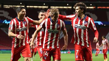 Llorente es felicitado por Jo&atilde;o F&eacute;lix, Su&aacute;rez y Correa por su gol ene l Atl&eacute;tico-Salzburgo.