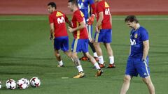 GRA334. LAS ROZAS (MADRID), 02/10/2017.- El seleccionador nacional Julen Lopetegui (d) durante el entrenamiento del combinado nacional esta tarde en la Ciudad Deportiva de las Rozas, para preparar el partido de clasificaci&oacute;n para el Mundial de Rusia 2018 que disputar&aacute;n ante Albania el pr&oacute;ximo viernes. EFE/Chema Moya