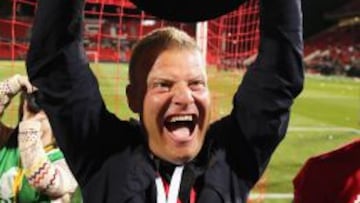 Josep Gombau celebra la reciente Copa conquistada.