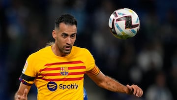 BARCELONA, 14/05/2023.- El centrocampista del FC Barcelona, Sergio Busquets, disputa el balón durante el encuentro correspondiente a la jornada 34 de primera división disputado hoy domingo frente al Espanyol en el RCDE Stadium, en Cornellá El Prat. EFE / Alejandro García.
