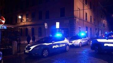 La Policía, en el lugar de la pelea entre los hinchas de Lazio y Sevilla, en Roma.