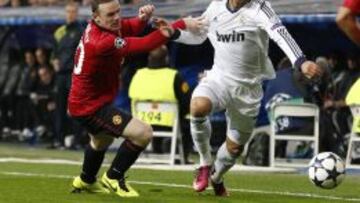 ROONEY NO PUDO DETENERLE... Parte de la estrategia defensiva de Ferguson fue que Rooney ayudase a Rafael para taponar a Cristiano. La estrella inglesa hizo un derroche físico, pero no pudo parar al madridista.