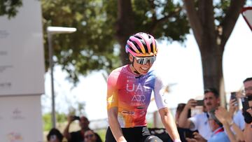 Mavi García celebra su victoria en la prueba en ruta femenina del Campeonato de España.