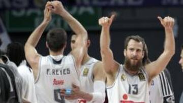 Felipe Reyes, Gustavo Ayón y Sergio Rodríguez celebran el triunfo ante el Khimki que metió al Madrid en cuartos de final.