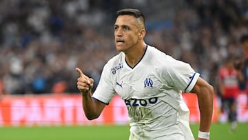 Marseille's Chilean forward Alexis Sanchez celebrates scoring his team's first goal during the French L1 football match between Olympique Marseille (OM) and Lille LOSC at Stade Velodrome in Marseille, southern France on September 10, 2022. (Photo by Christophe SIMON / AFP)