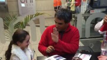 Juan Pablo Montoya, como un niño entre sus seguidores