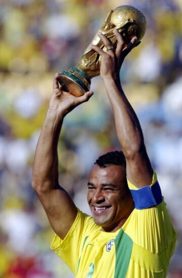 Leyenda del f¨²tbol brasile?o y mundial. Ha jugado en el Sao Paulo, Real Zaragoza, Palmeiras, Roma y el AC Milan. En su palmar¨¦s tiene entre otros t¨ªtulos, 1 Campeonato Brasile?o, 2 Ligas italianas, 2 Supercopas de Italia, 2 Copas Libertadores, 2 Intercontinentales, 2 Copas Am¨¦rica y 2 Copas del Mundo. En la imagen, Caf¨² levanta la Copa del Mundo de 2002.
