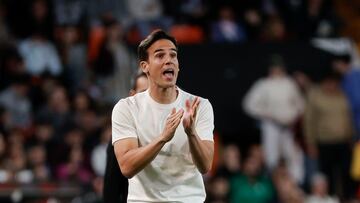 VALENCIA, 07/12/2024.- El entrenador del Rayo Vallecano, Iñigo Pérez, durante el partido de la jornada 19 de LaLiga que Valencia CF y Rayo Vallecano disputan este sábado en el estadio de Mestalla. EFE/Manuel Bruque